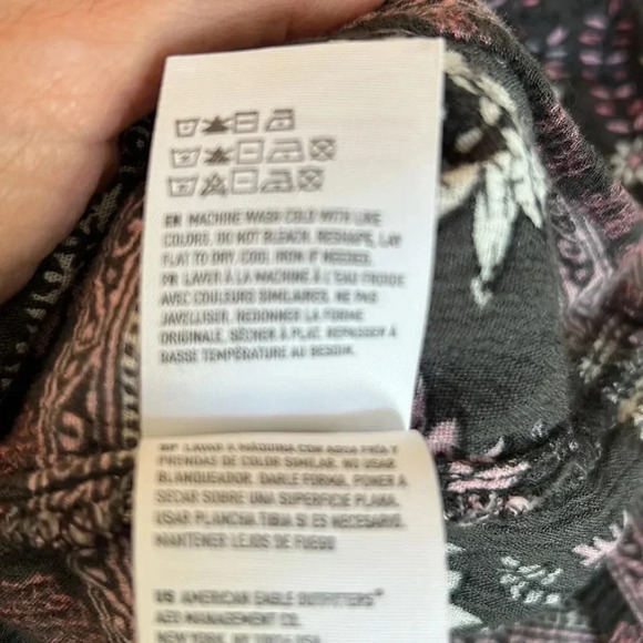 American Eagle floral romper size XS sleeveless, gray, and pink shorts - Picture 6 of 6